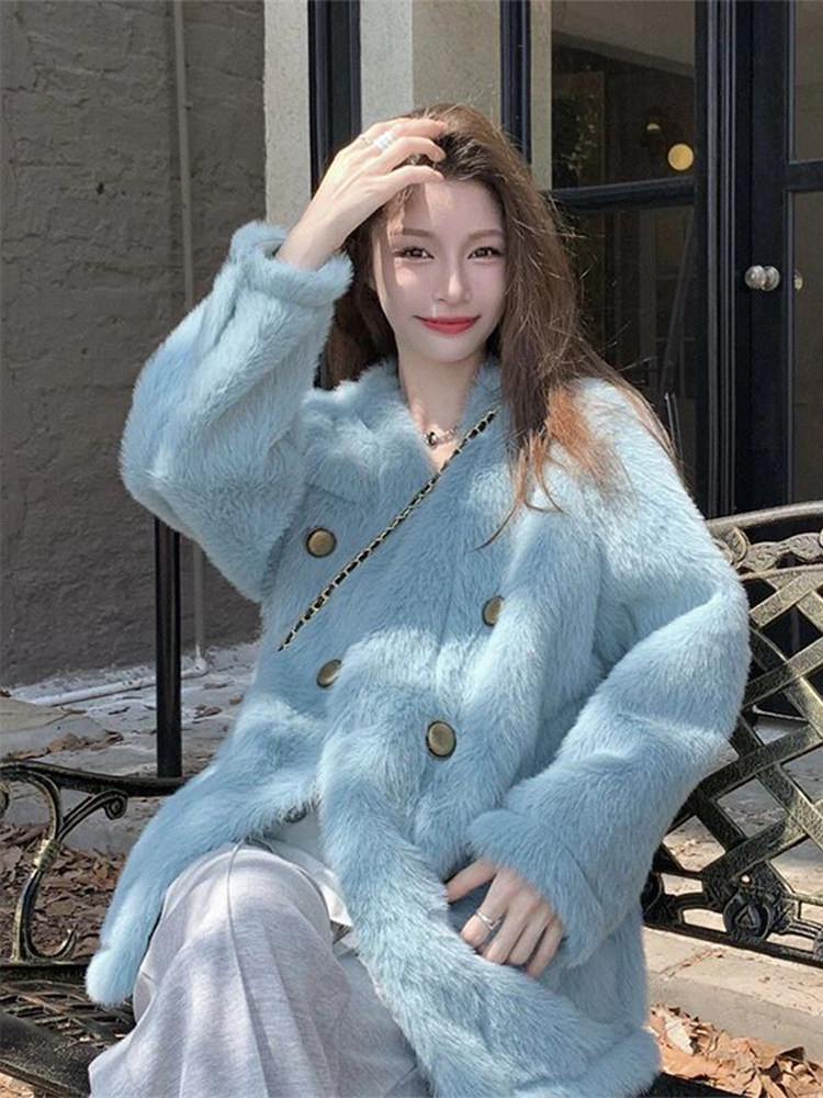 겨울 온화하고 나른한 스타일에 은은한 향이 더해진 벨벳과 도톰한 밍크 벨벳 블루 코트로 고급스러운 느낌의 가을 겨울 여성 코트