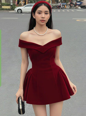 WEEKEEP 圣诞派对红色蝴蝶结一字肩连衣裙高级感收腰显瘦A摆短裙