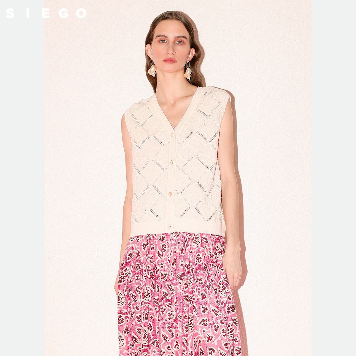 siego/西蔻通勤复古极简古瓷白立体提花针织背心开衫64537311