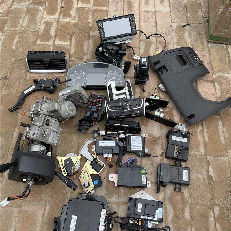 吉利帝豪ev300拆车大灯尾灯仪表盘开关CD机车身模块电脑abs泵等