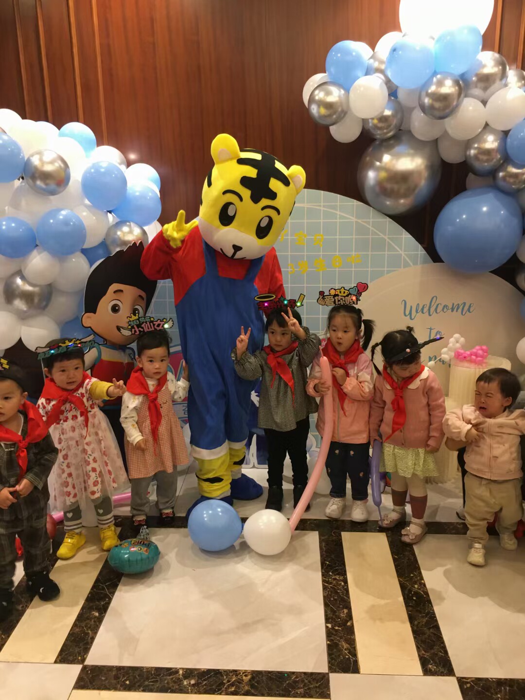 小丑表演服务成都 泡泡秀舞台魔术小丑本地服务 宝宝宴气球布置