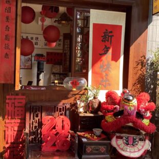 2026马年春节店铺门口打卡拍照背景装饰布置挂件手写新年快乐卷轴