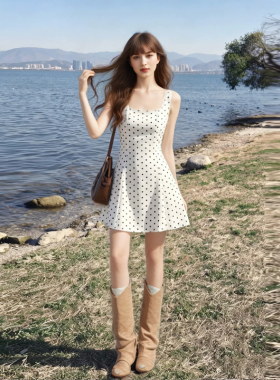 蓝色星球UUMM少女浪漫约会法式辣妹波点方领高收腰连衣裙吊带裙子