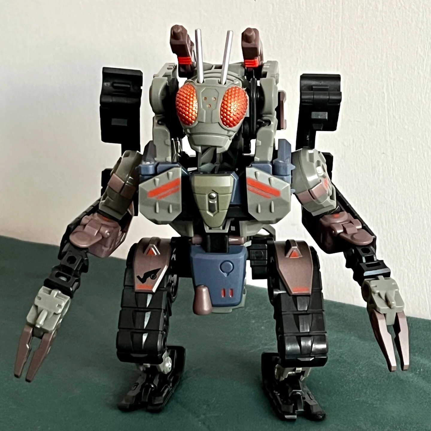 52TOYS超兽机僵尸履带变形机器人
