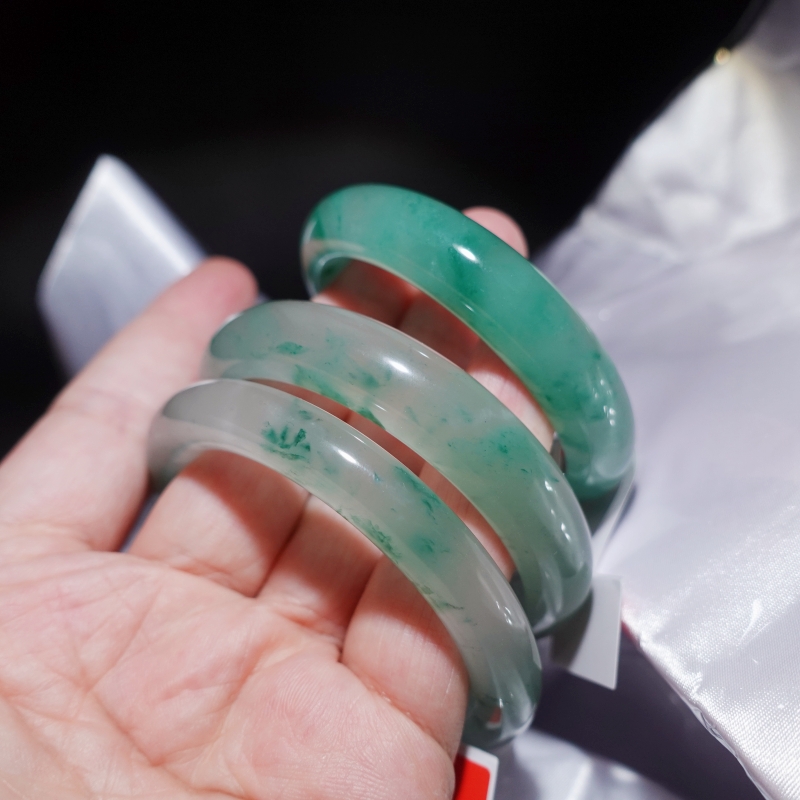 天然冰种飘花非洲翠手镯玉镯子