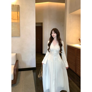气质长款 蕾丝V领温柔风收腰显瘦大裙摆长袖 连衣裙 薄雾云纱 白里
