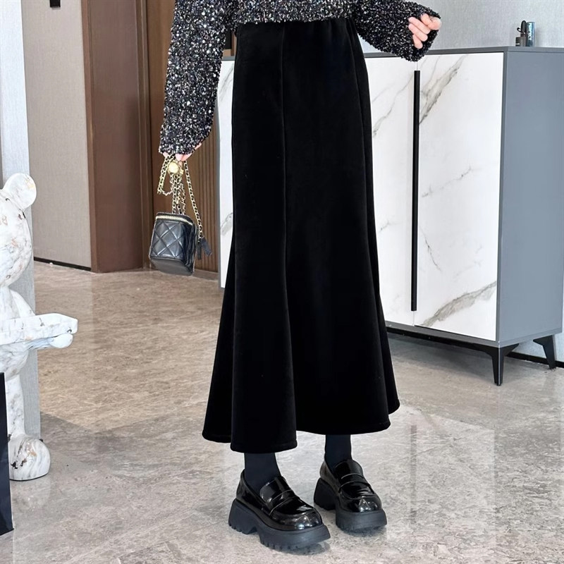 高级感丝绒半身裙女2025春秋新款大尺码高腰修身中长版黑色鱼尾裙