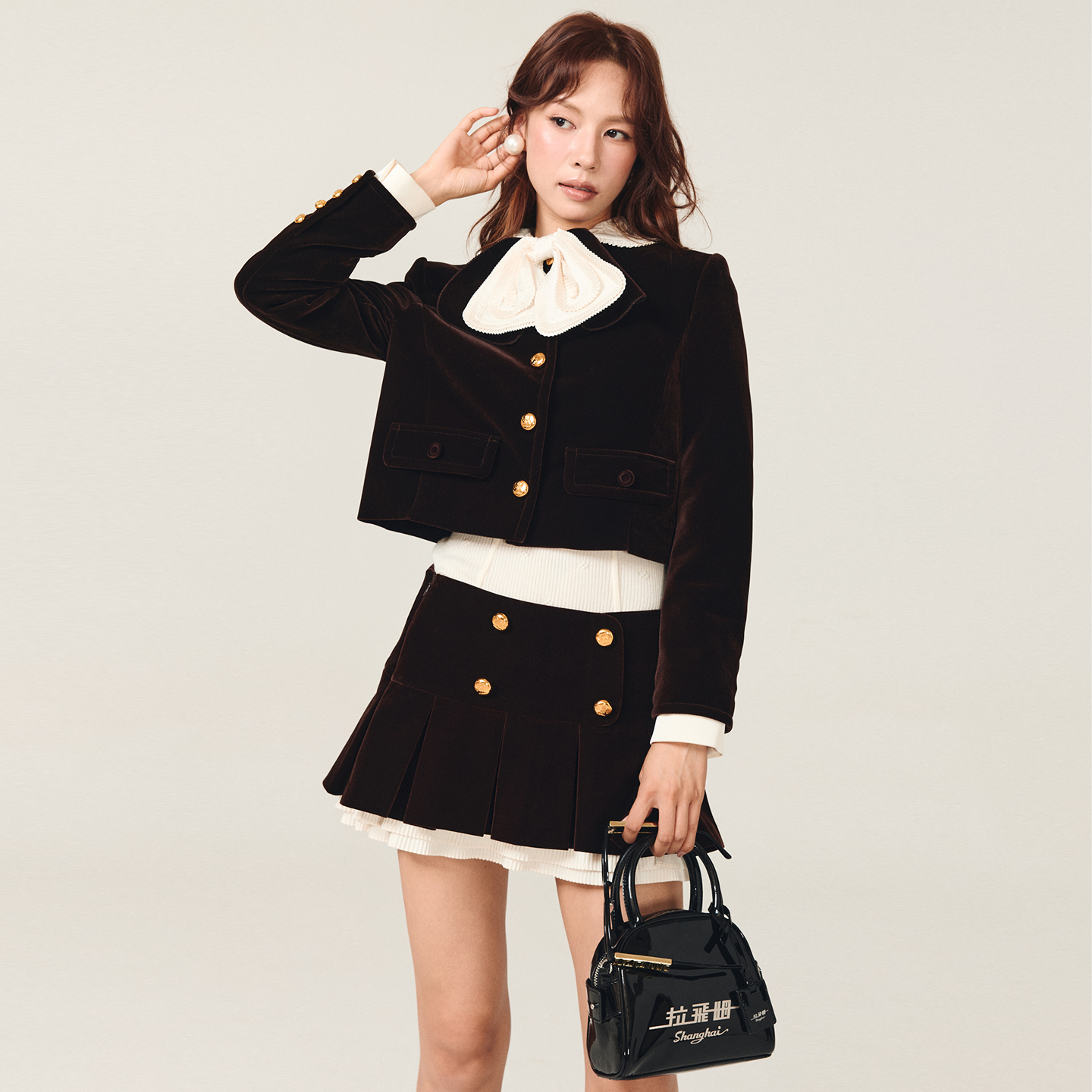 lefame拉飞姆2025年冬季新款老钱千金蝴蝶领丝绒短款外套廓形上衣