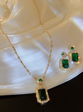 祖母绿水晶项链女轻奢绿色吊坠小众18K金绿宝石锁骨链轻奢风