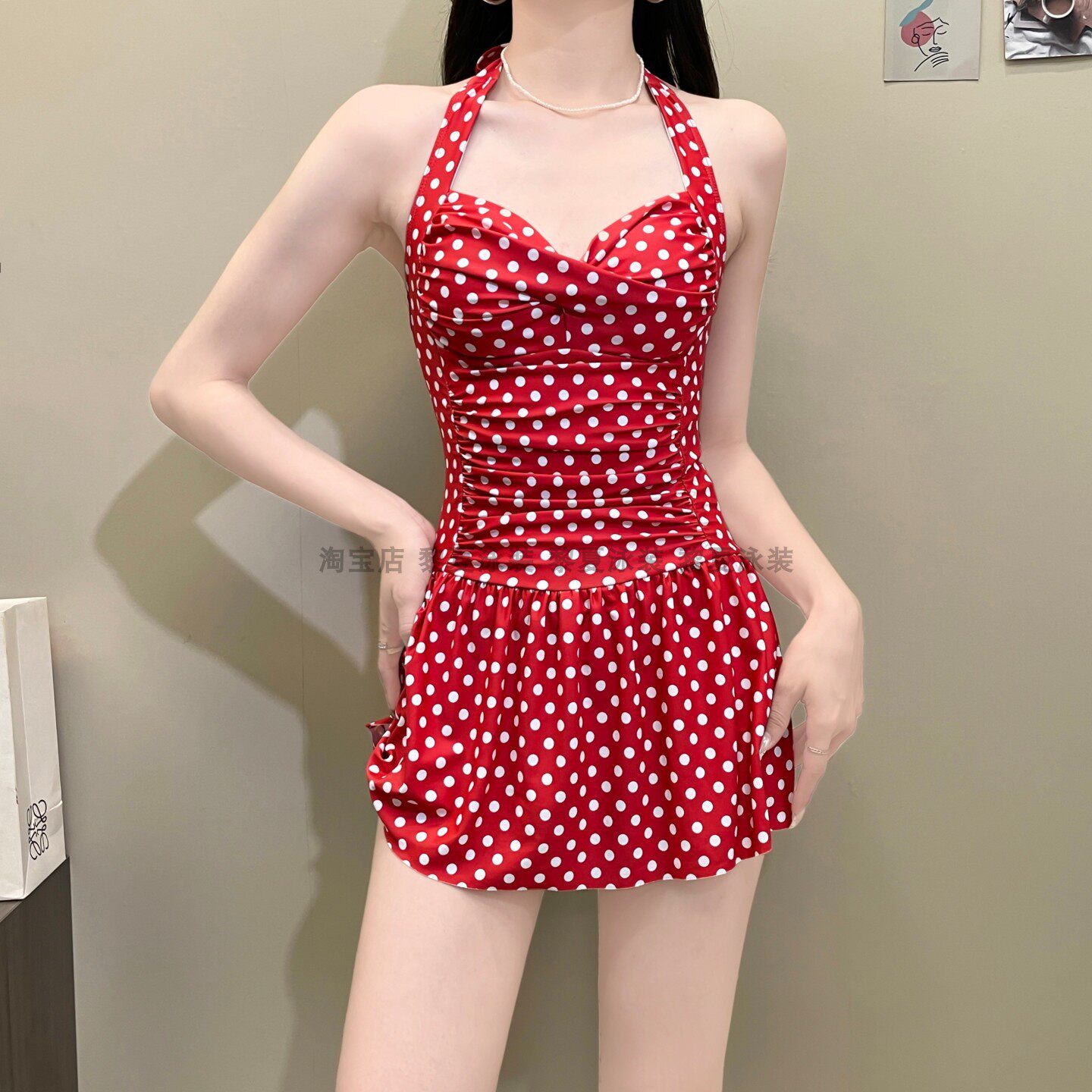 法式复古红色波点挂脖连体泳衣女2026新款收腰性感度假风温泉泳装