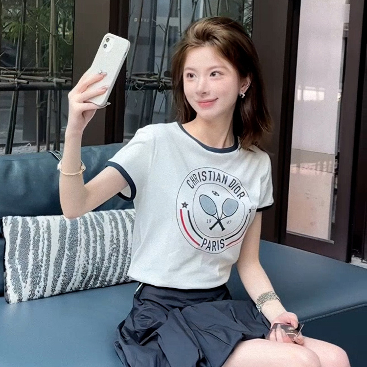 韩系穿搭减龄撞色印花圆领