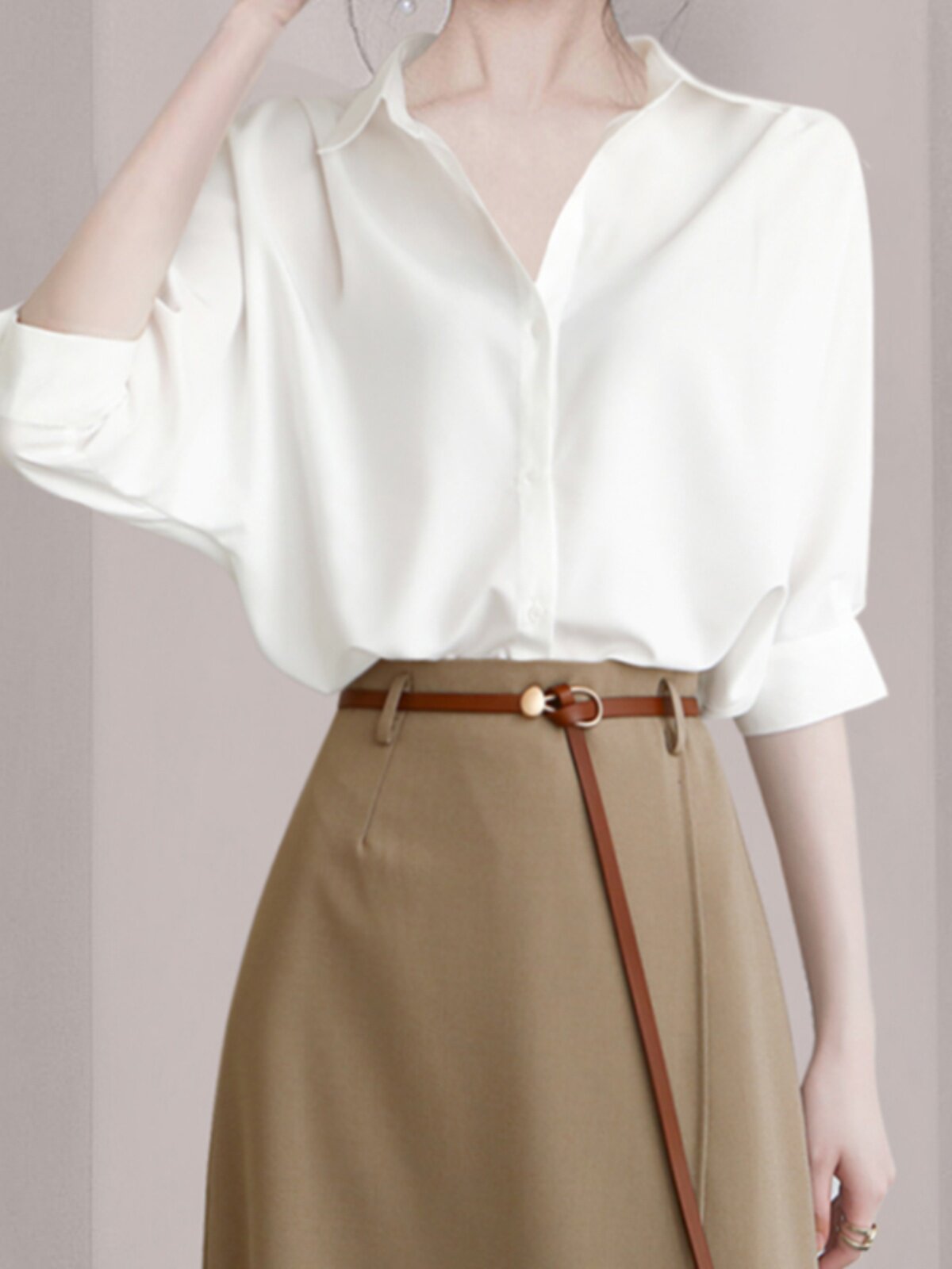 THE KOREAN VERSION OF THE INTERNET CELEBRITY INS SUIT IS WORN A WHITE SHIRT A SMALL SENSE OF DESIGN WHICH IS THIN AND LOOSE AND THE FIVE-QUARTER SLEEVE ANTI-WRINKLE TOP