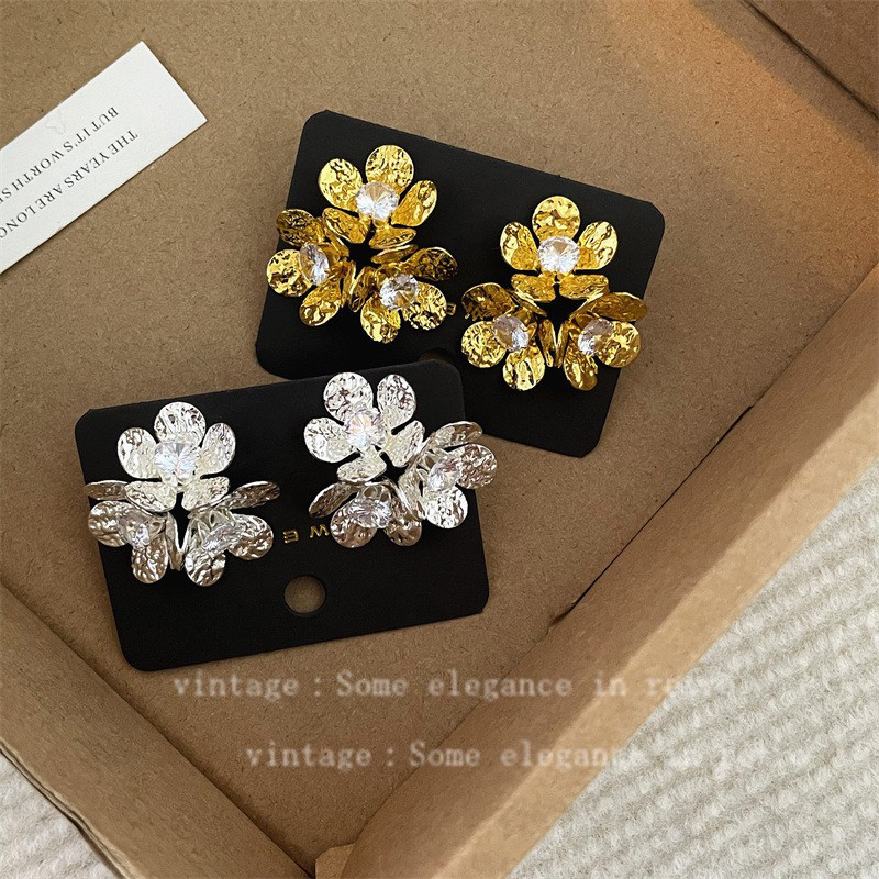 法式轻奢精致立体花瓣耳环女高级感小众设计金属镶钻亮金色耳钉