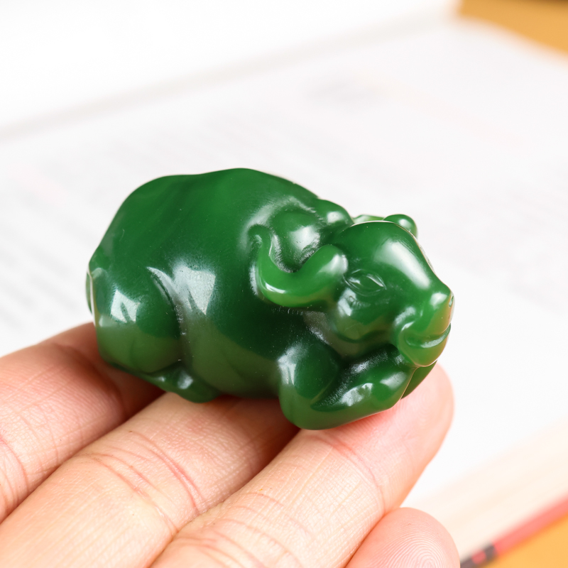 和田玉碧玉生肖牛手把件天然玉