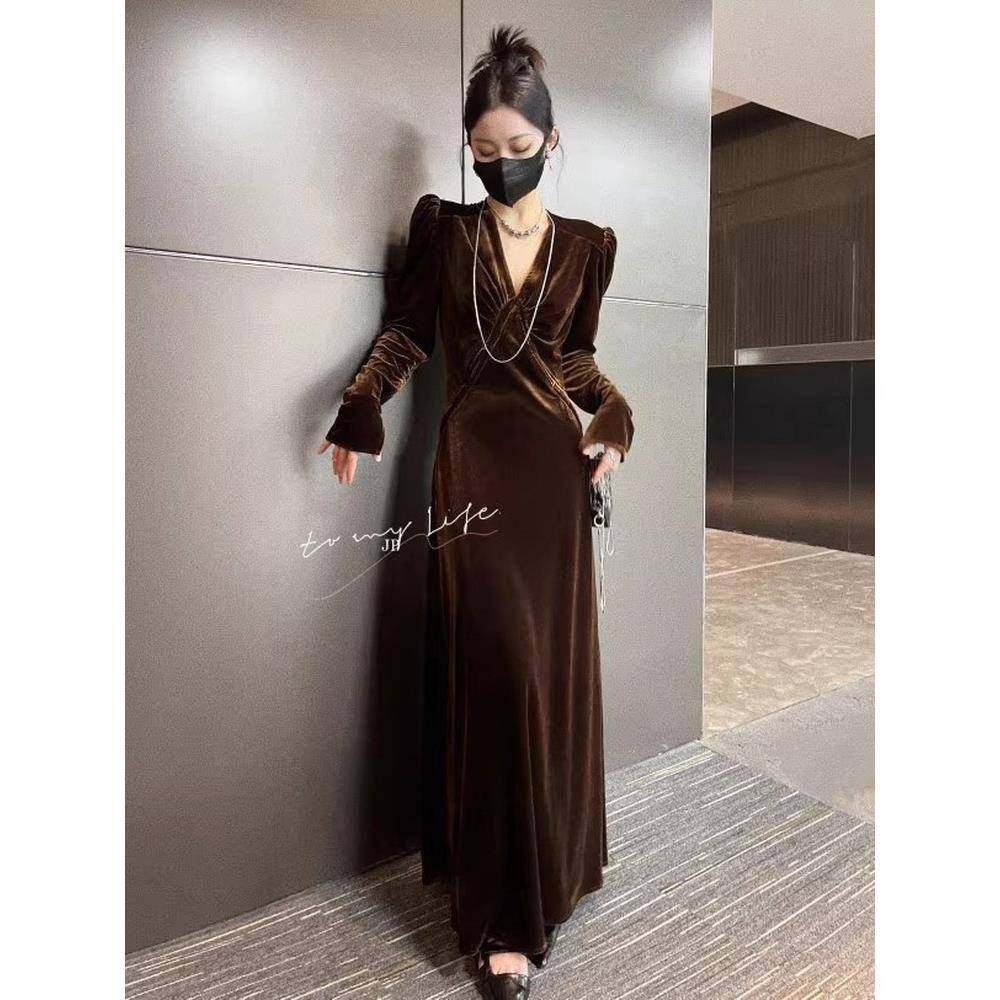 欧洲站轻奢女装v领金丝绒连衣裙女秋冬2025新款收腰显瘦礼服长裙