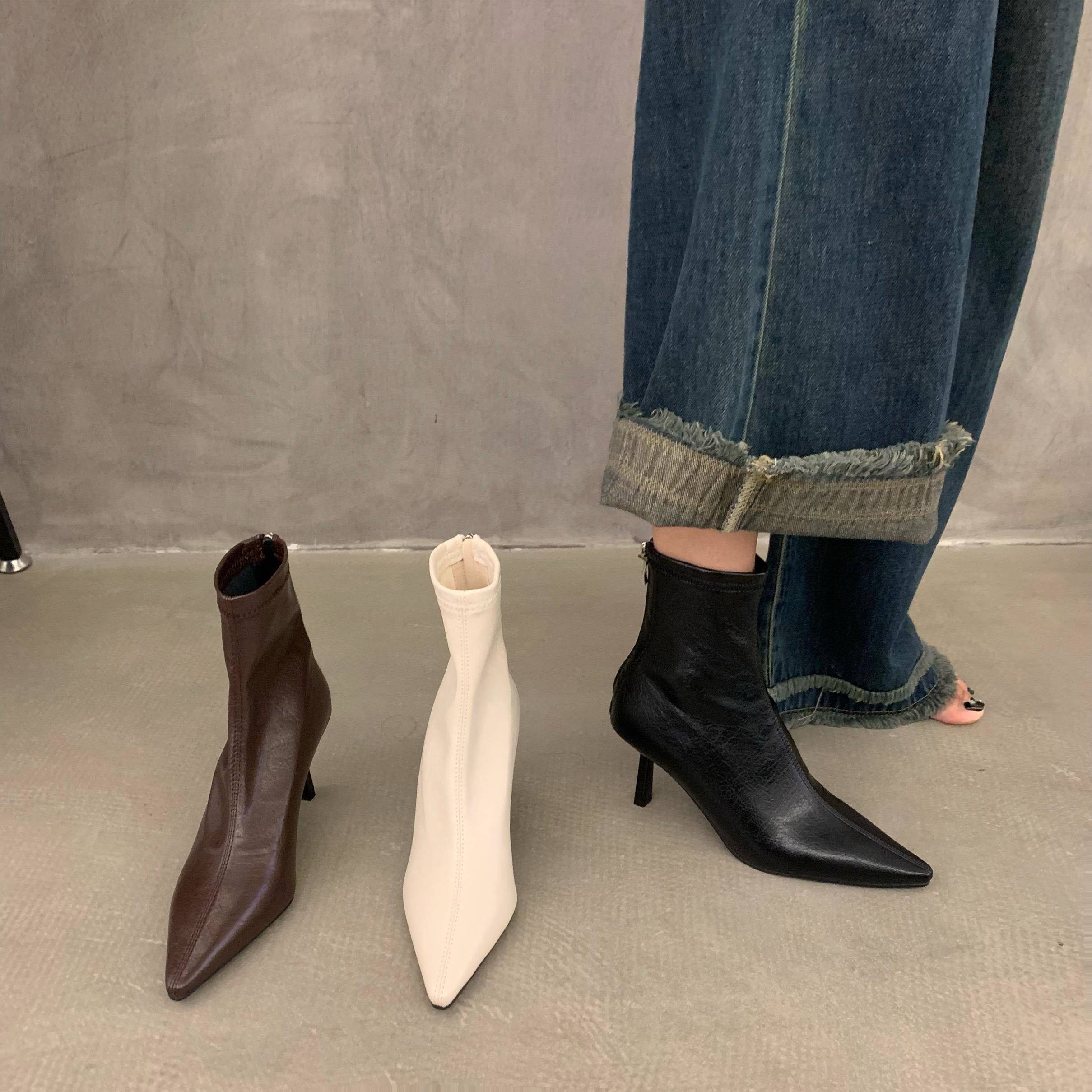 香港细跟高跟尖头短靴女鞋2024年新款秋冬季加绒白色瘦瘦小裸靴子