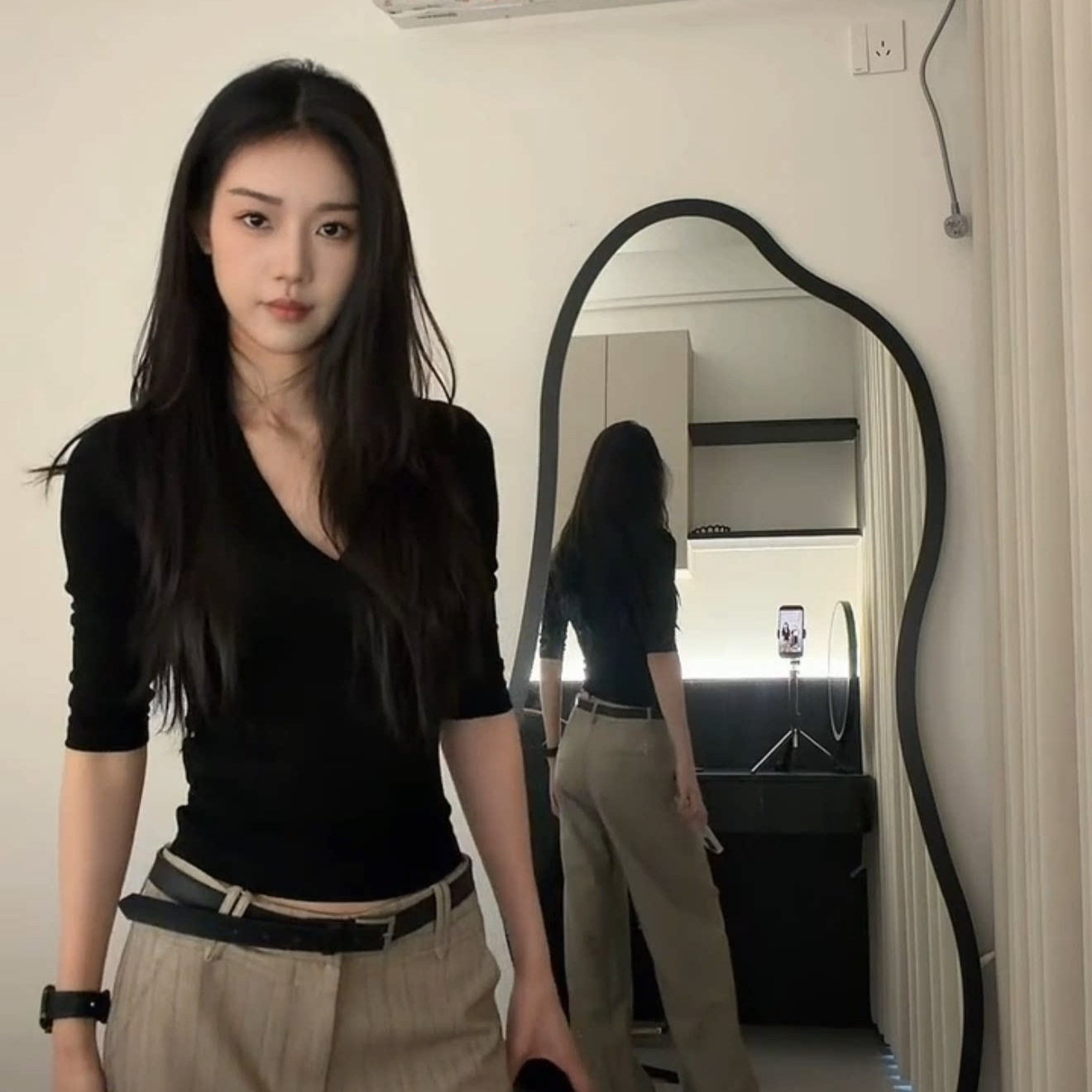 高级感黑色V领中袖t恤女春季内搭打底衫巨好看修身收腰七分袖上衣