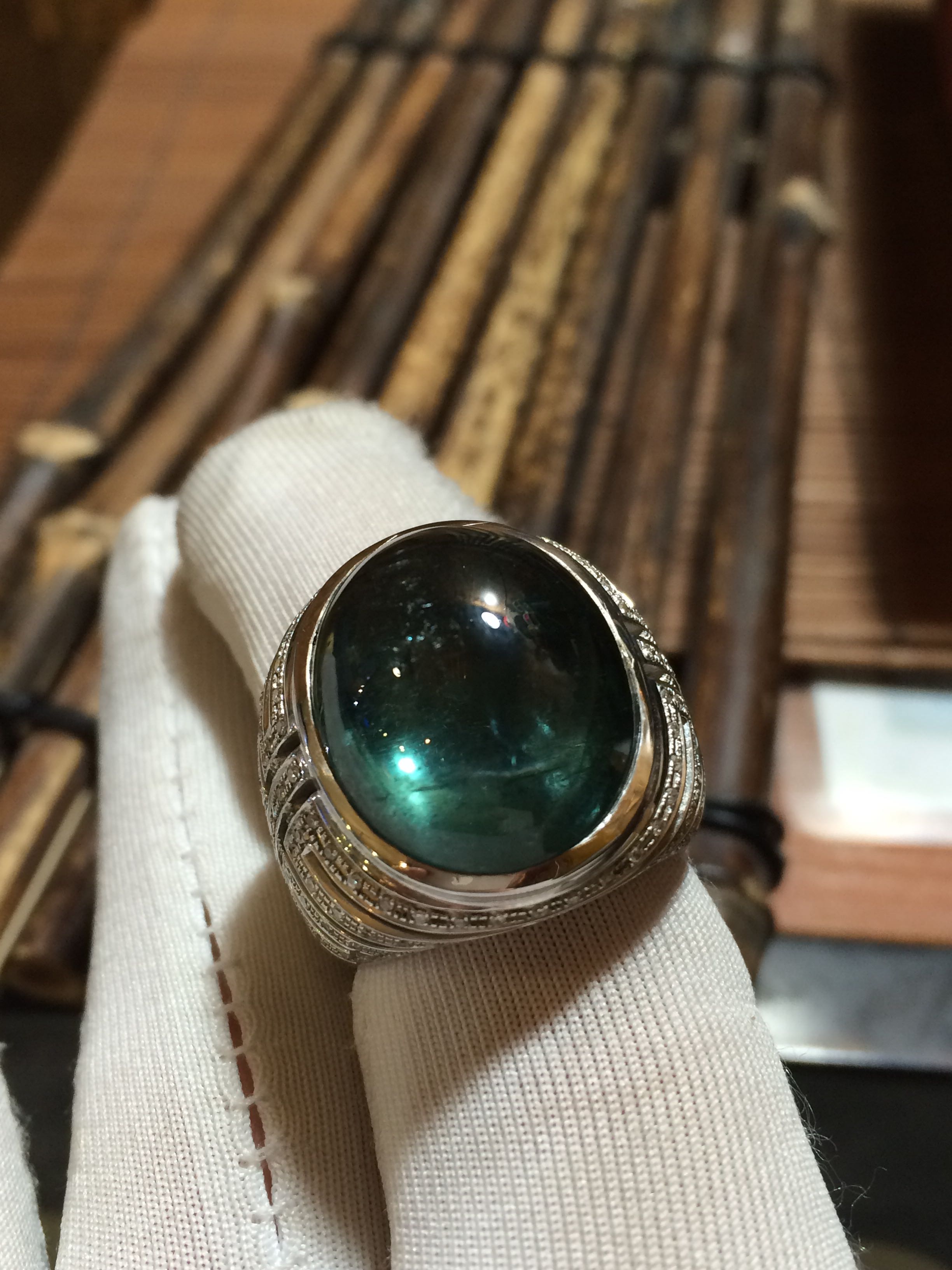 18k白金满镶钻款蓝碧玺男士款戒指 做工精湛材质稀有圈口17号