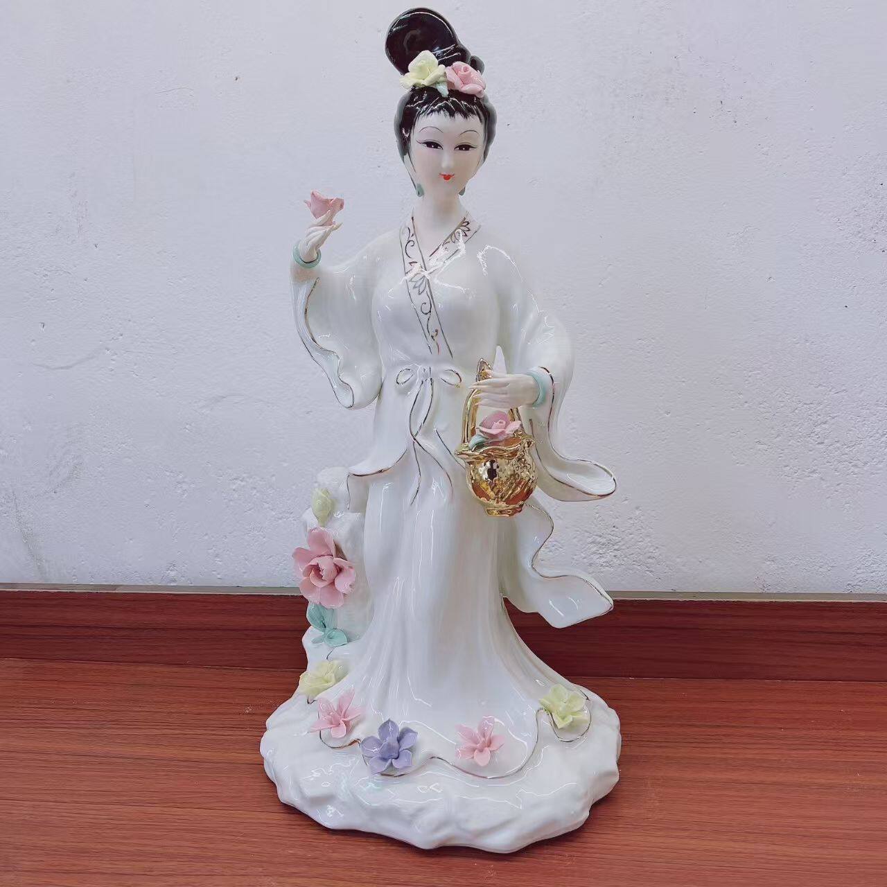 陶瓷提花篮仙女像拿花仙子