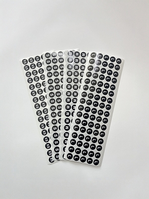 不干胶服装圆形黑底白字尺码贴纸