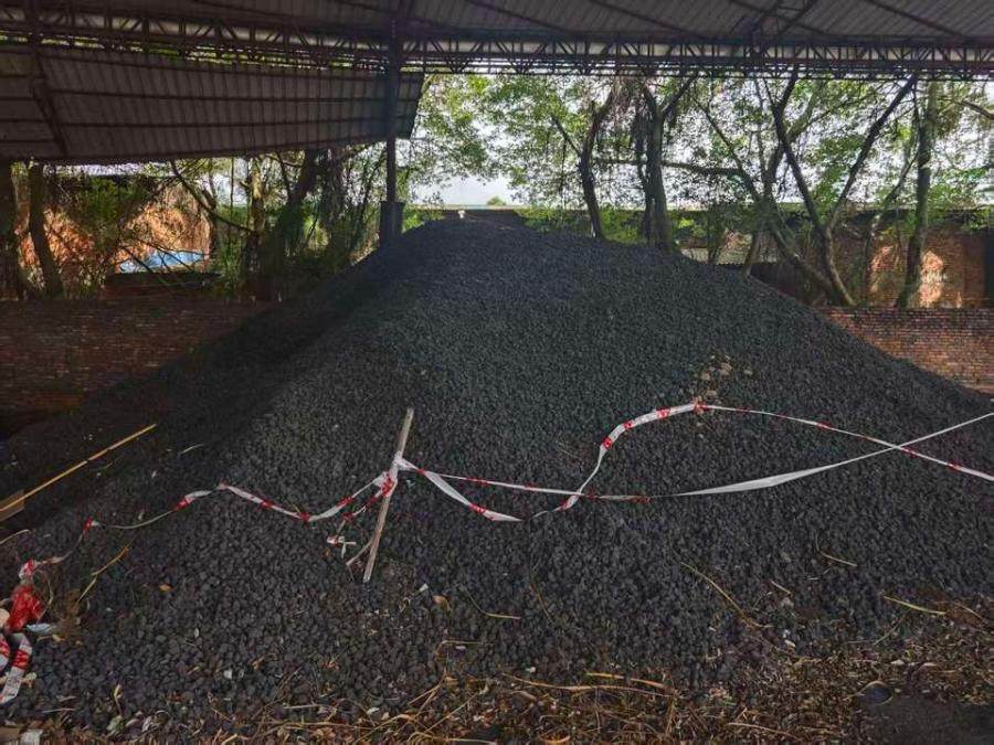 1月30日钦州合金公司厂房内堆放的三堆焦炭网络拍卖公告