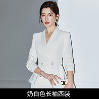 Белый лонгслив, пиджак классического кроя