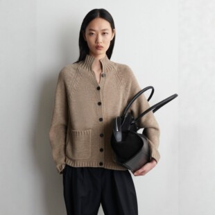 CS女装 休闲版型高领纽扣开衫深米色2025冬季新品1326239003