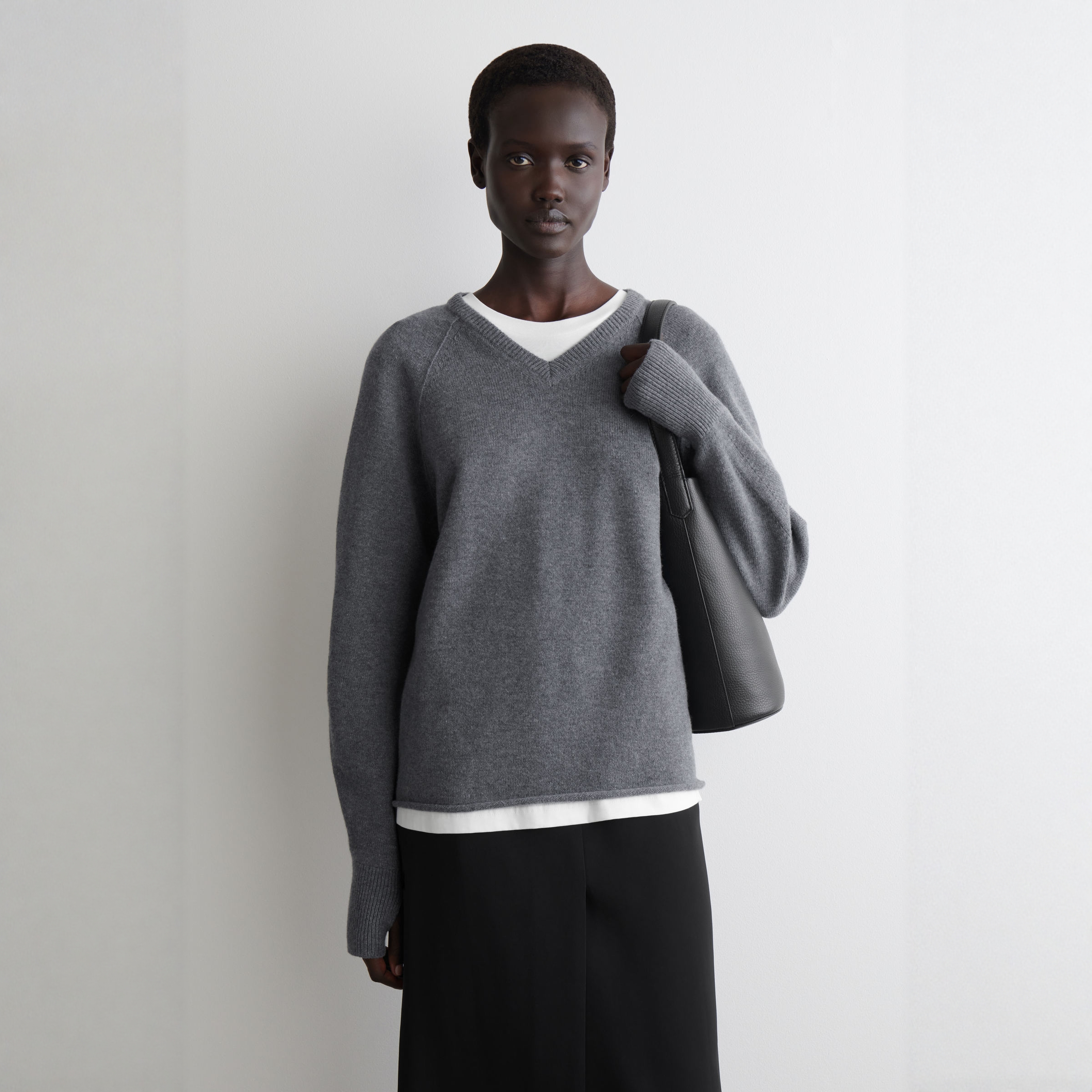 标准版型V领美利奴羊毛针织衫