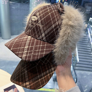 格子毛绒字母刺绣棒球帽女2026新款冬季保暖护耳显脸小百搭鸭舌帽
