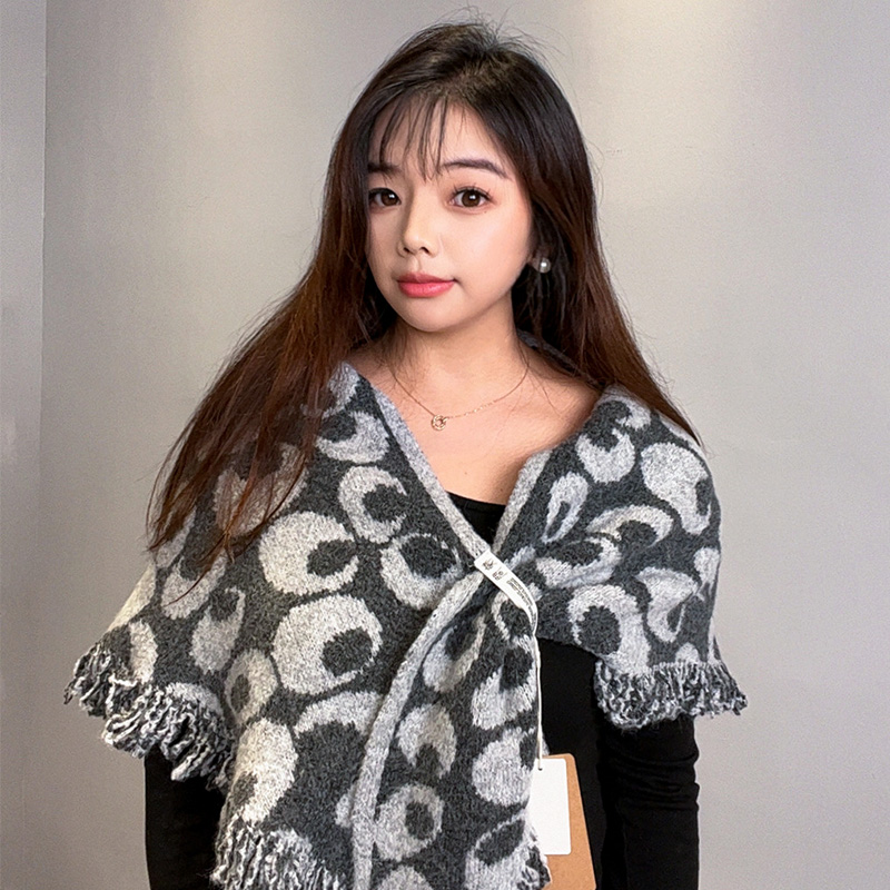 高级感豹纹围巾女2025新款冬季仿羊绒流苏披肩百搭保暖围脖两用潮