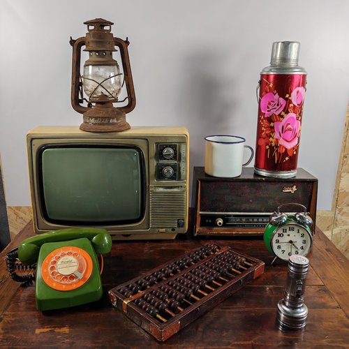 民俗老物件黑白电视机老收音机老提灯旧暖瓶复古怀旧展览装饰摆件