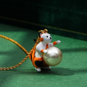 原创小众设计立体珐琅彩釉三花小狸猫珍珠项链萌宠猫咪抱珠锁骨链