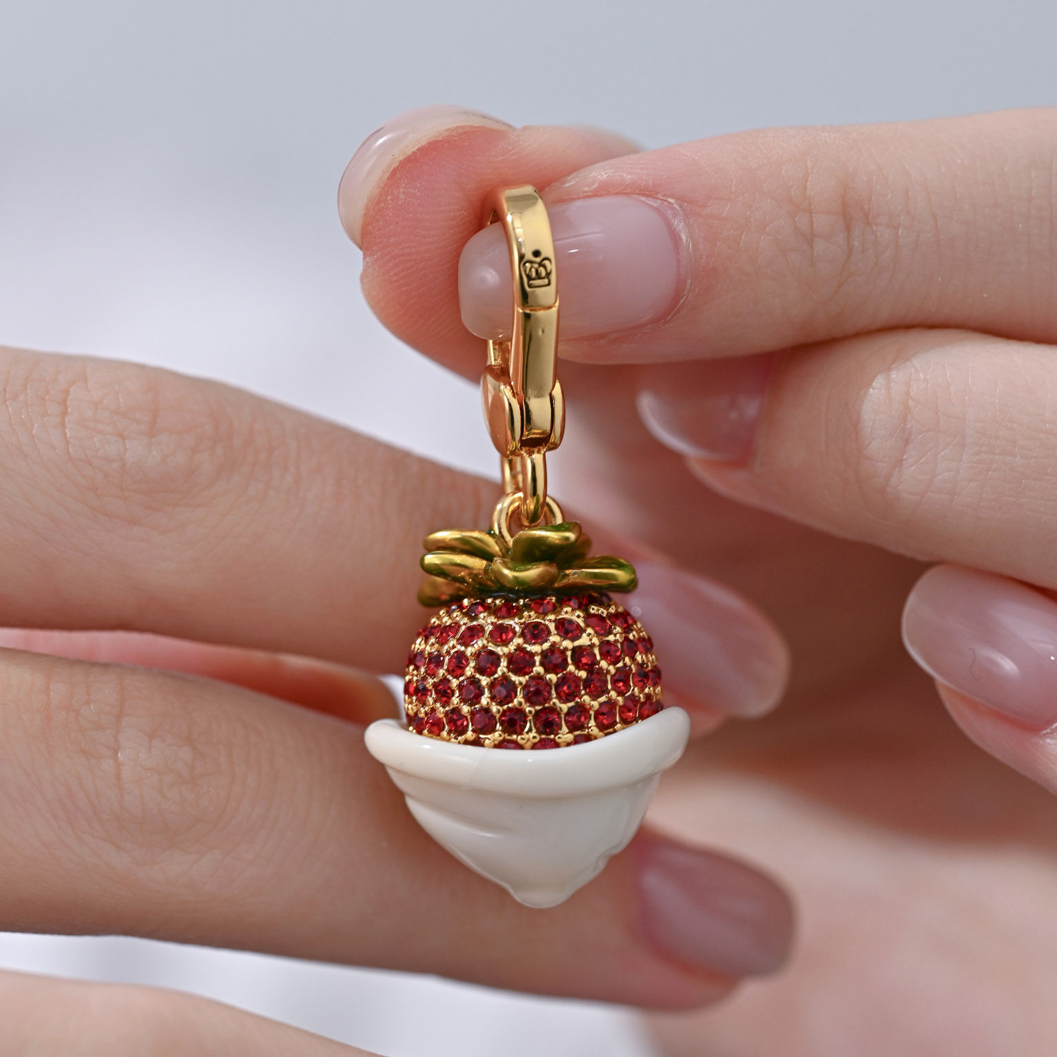 甜美气质少女感珐琅镶钻奶油巧克力草莓吊坠精美轻奢水果挂饰项链