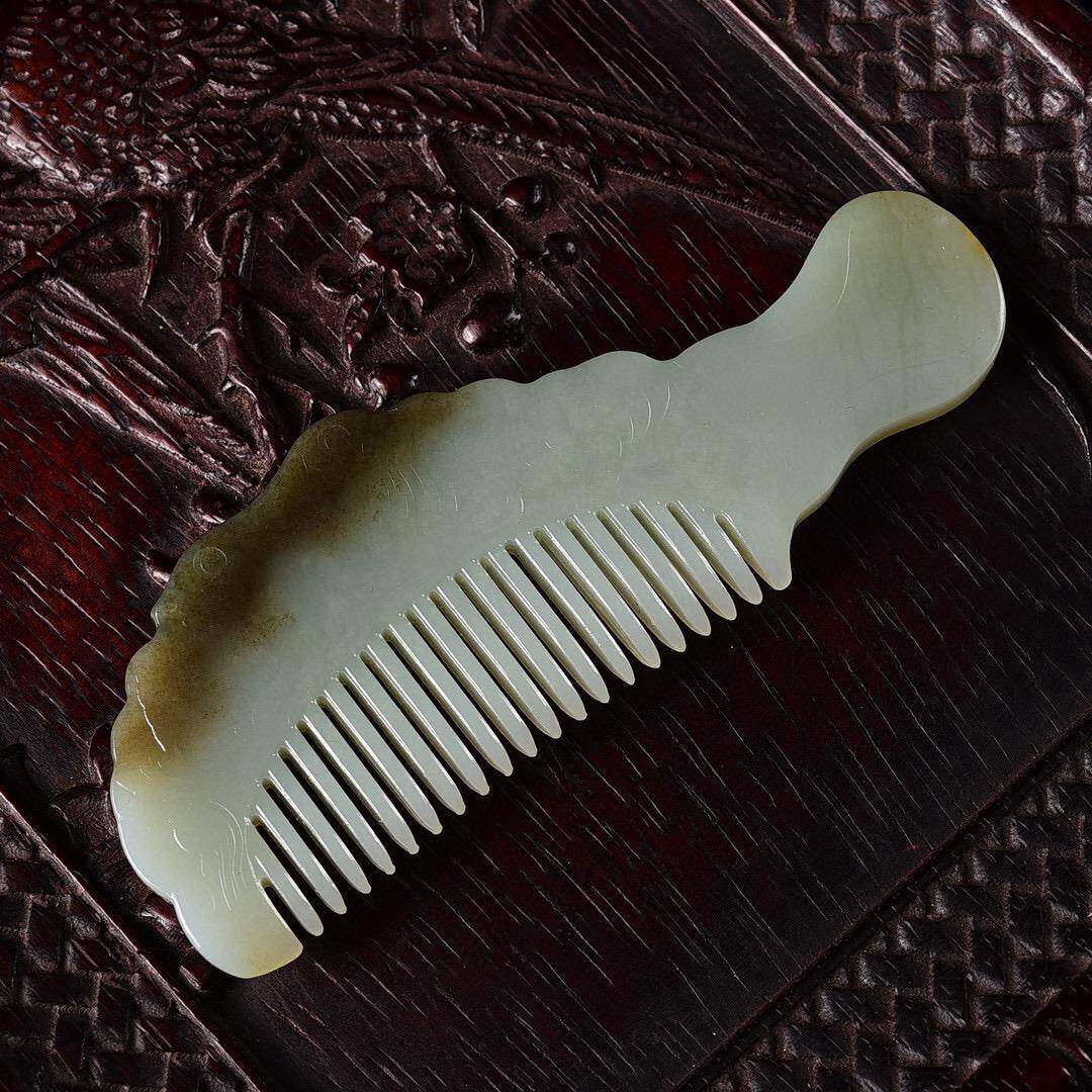 天然和田玉俏色玉梳子 天然俏色 一梳百顺 玉梳手感温润厚实hh0