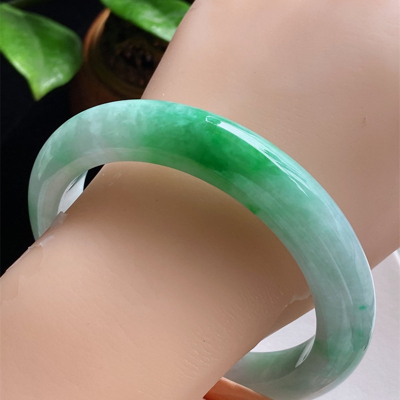 天然缅甸A货a货圈口62翡翠正品原矿a货飘阳绿色大圈口宽边手镯即