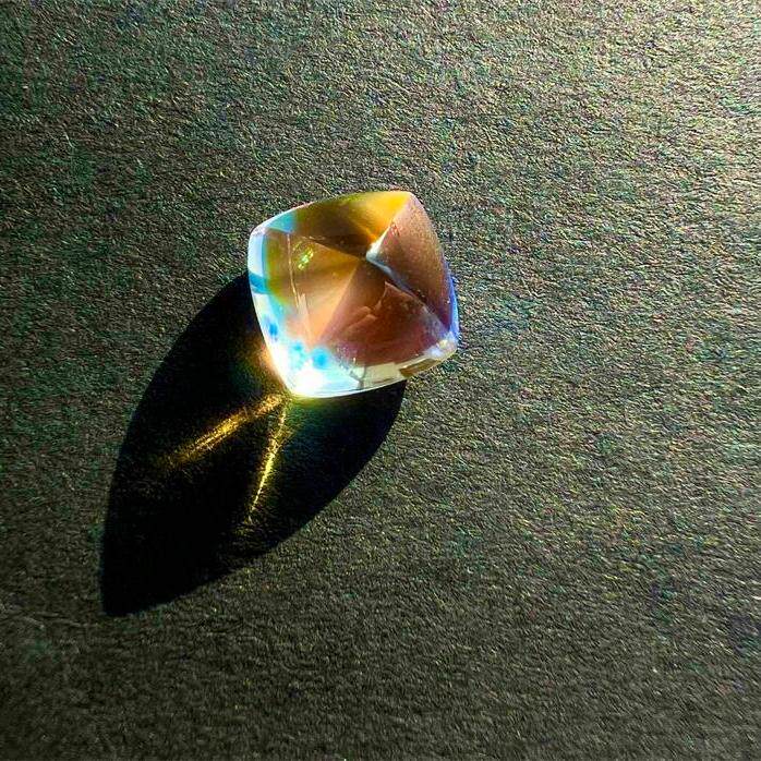 天然水晶马岛料彩月光石裸石糖塔形5.96ct全净体收藏级彩虹光贺