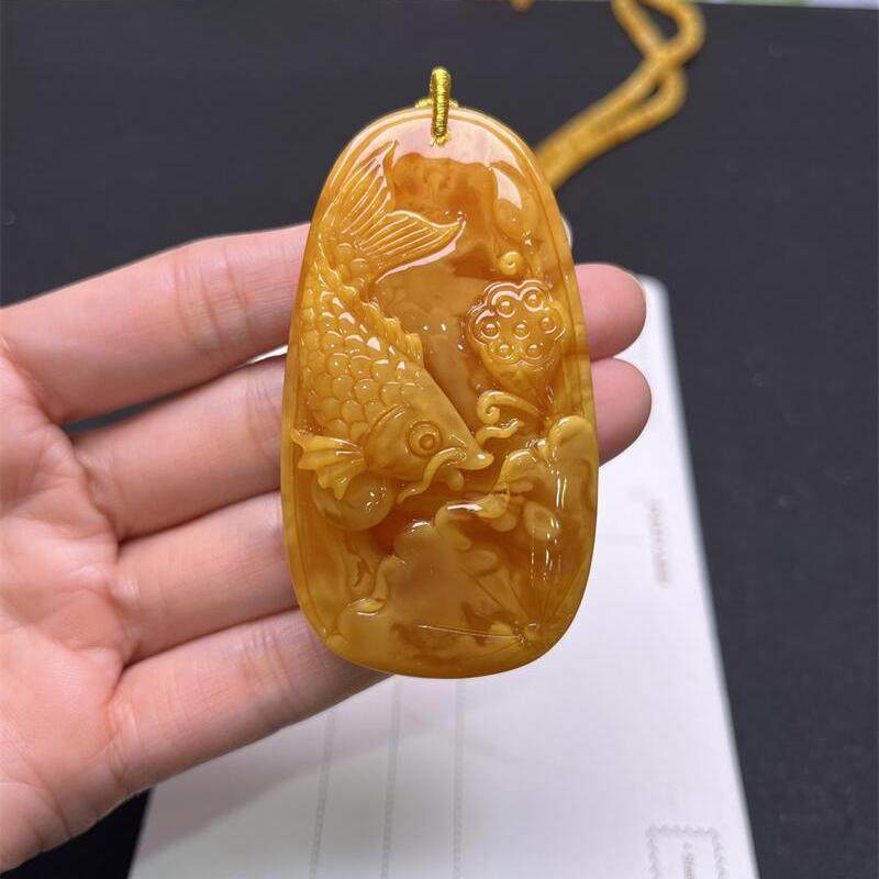 天然俄料鸡油黄老蜜蜡雕刻鱼吊坠女款项链21.2克无优化无烤色秀