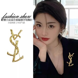 金色字母胸针女高档精致时尚 配饰 轻奢小众设计感气质别针胸花新款