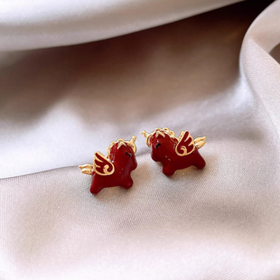 深红色小飞马耳钉女2025新款高级感秋冬耳环小众时尚精致马年耳饰