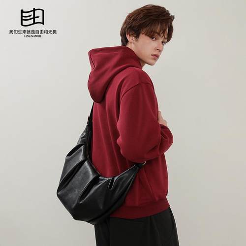 是自由啊饺子包宽肩带斜挎包可颂包慵懒极简风软皮包牛角包男包潮