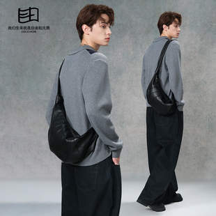 日系男生潮牌胸包斜挎包可頌牛角包餃子包皮質男包大包 2025新款