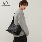 是自由啊 慵懒风真皮男包斜挎包2026新款 小众设计大容量饺子包潮