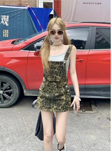 宽松显瘦A字包臀短裙 新款 美式 辣妹复古豹纹牛仔背带连衣裙女夏季