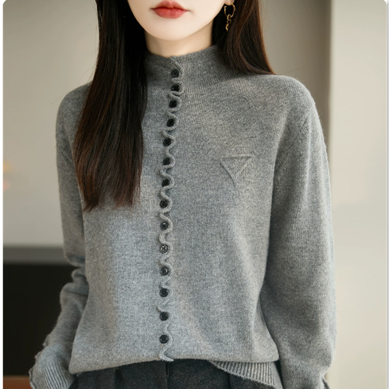 老钱风花边纽扣半高领针织衫女