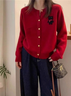欧洲站2024春季新款小熊图案圆领针织开衫女时尚减龄新年红色毛衣