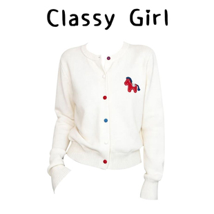 Classy girl 2026春超好看本命年圆领彩扣小马针织开衫毛衣女外套