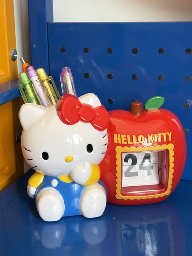 小众Hello kitty 中古复古万年历笔筒桌面可爱摆件ins礼物送人