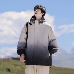 渐变色冲锋衣外套男春秋季新款潮牌休闲夹克户外登山防水连帽上衣