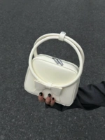 Молочно-белый (на фото), доставка по предзаказу в течение 7 дней.