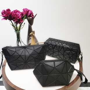 几何磨砂菱格化妆包新款便携大容量随身网红口红收纳袋日系手拿包